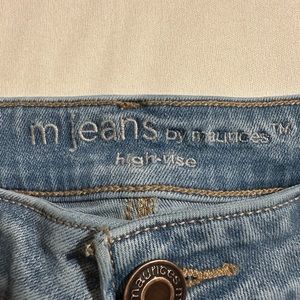 Maurice’s jeans size medium. Worn once. Like new.